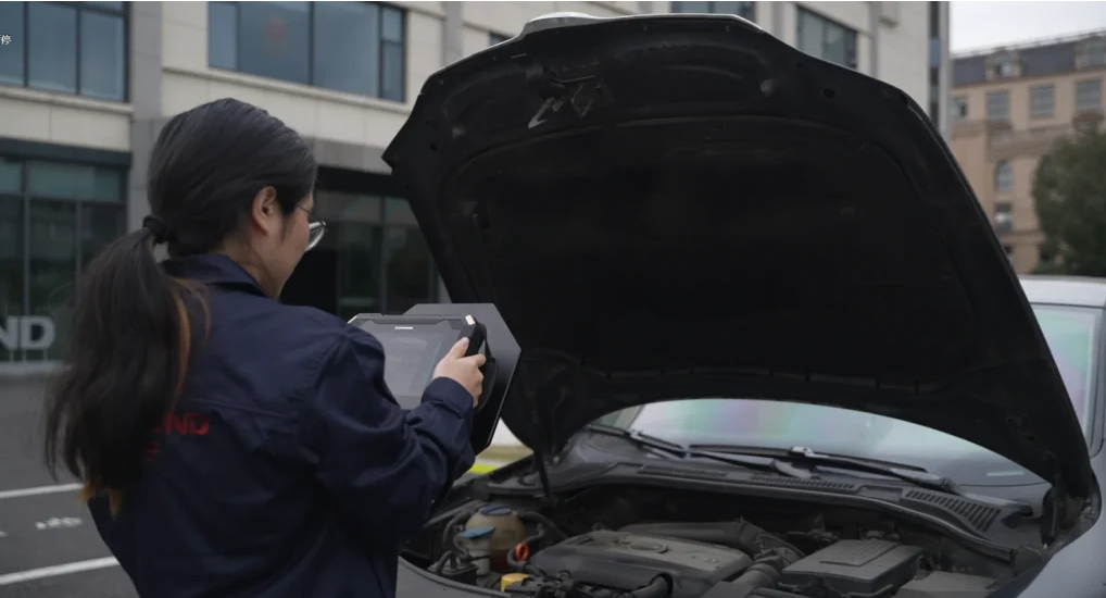 正在进行噪声源定位测试的工程师 - 兆华电子CRYSOUND:声学测试专家 - 测量美好声音